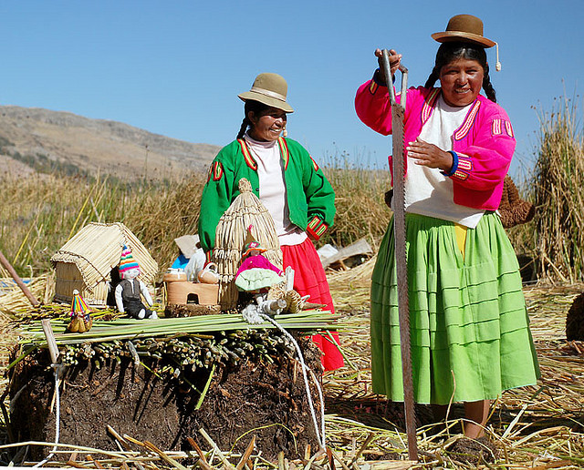11/10/2008. Isla de los Uros, Lago Titicaca, Perú. Una mujer del lugar muestra una cierra con la que pueden dividir las islas en distintas secciones, cortándolas en varios pedazos.