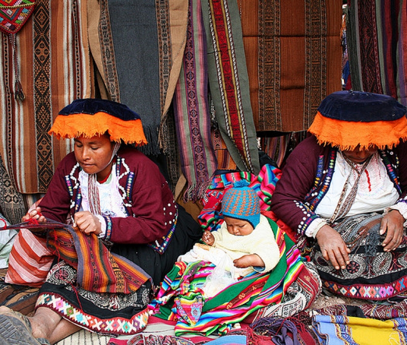 Mujeres tejiendo